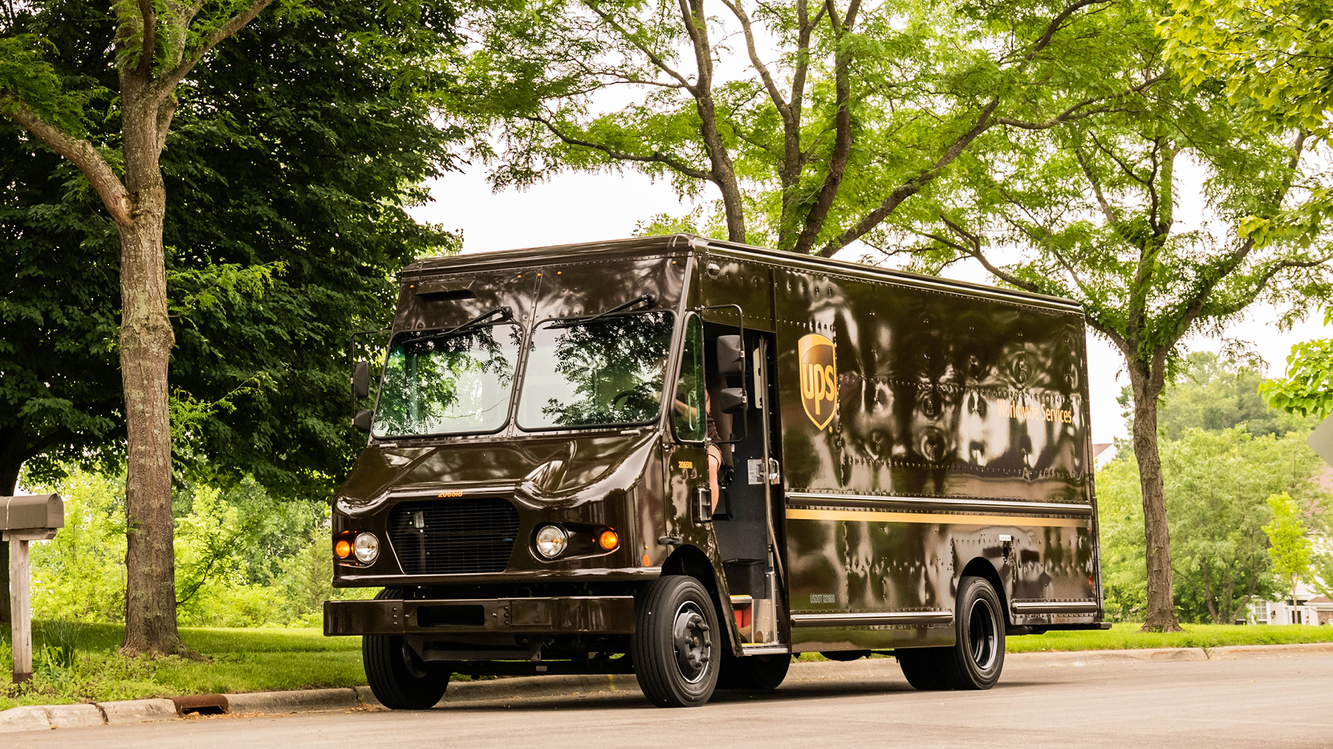 Devenir livreur UPS : conditions, salaire et alternative